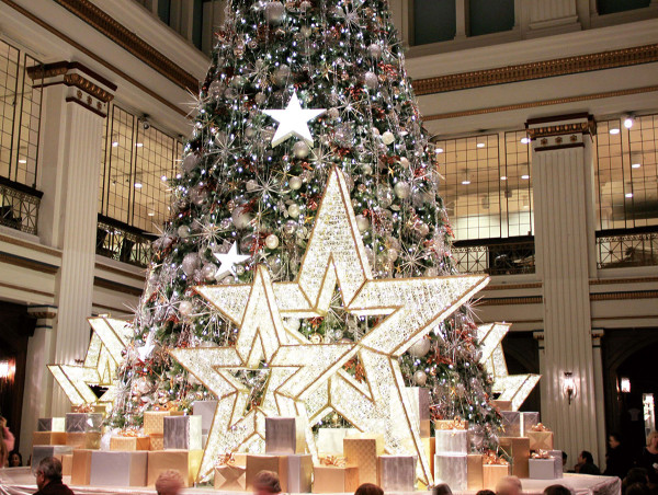  Partners in Christmastime: Dekra-Lite and Globall Concept prove commercial Christmas decorations are a team sport 