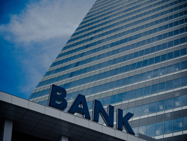  Moody’s lowers its credit ratings on U.S. banks 