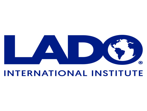  Lado international institute saluda a Ecuador en su independencia 