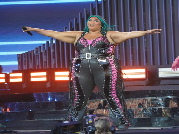  Lizzo praised by dancers for ‘breaking barriers’ amid US lawsuit 