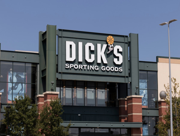  Dick’s Sport Goods stock sinks 25% on Q2 results: buy the dip? 