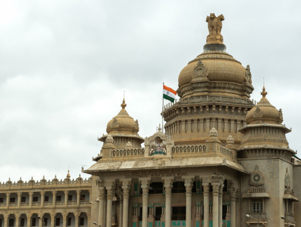  USD/INR: Indian rupee wakes up after the successful moon landing 