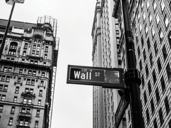 Nasdaq 100 index is hanging on a thread: may drop to $13,825 soon
