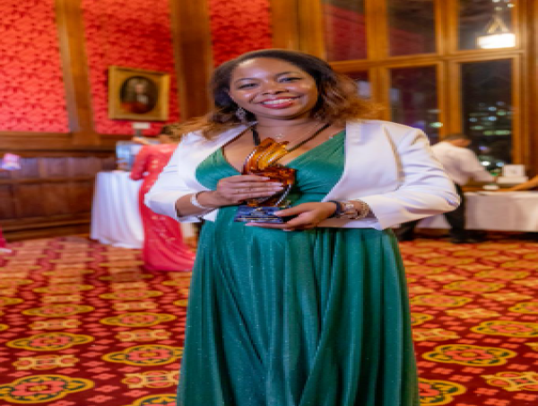 Delaine Kühn É Homenageada Pela Revista High Profile Magazine No Palácio Do Parlamento Britânico