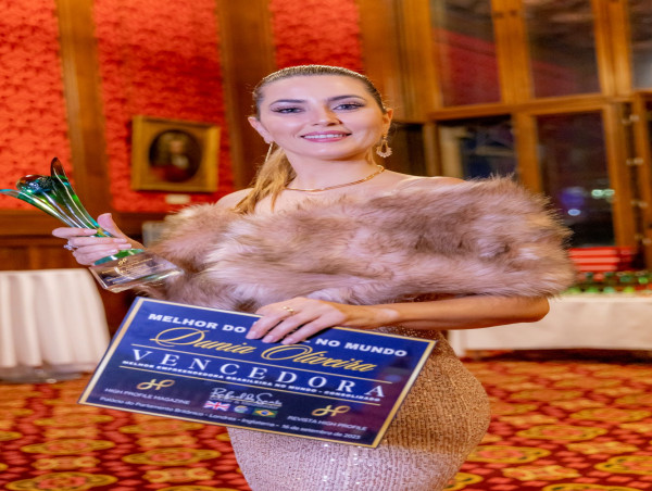 Duda Orlando É Premiada Pela Revista High Profile Magazine No Palácio Do Parlamento Britânico