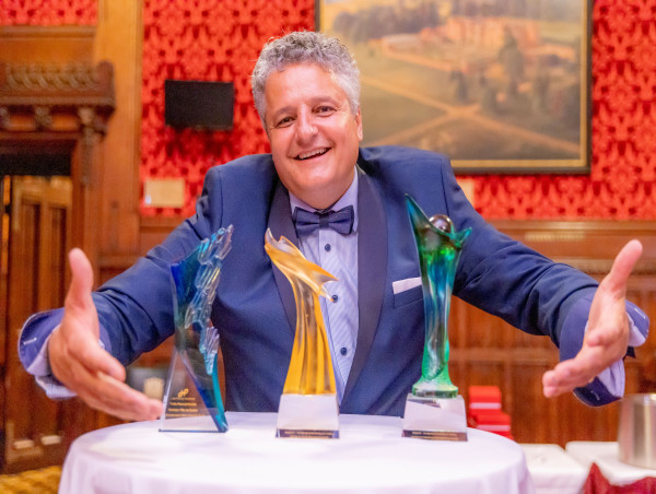 Antonio Cançado Ganha o Prêmio Melhor Empreendedor no Mundo No Palácio Do Parlamento Britânico