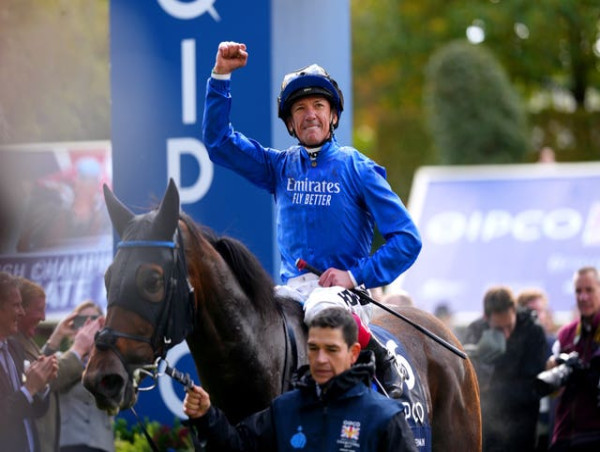  Queen unveils statue of Frankie Dettori at Ascot Racecourse 