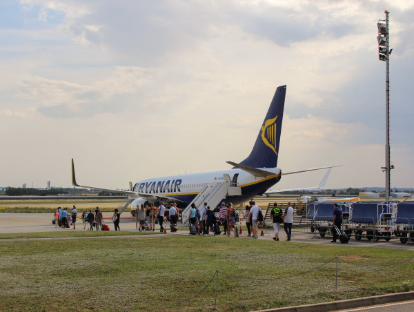  Ryanair vs IAG: Which is the better airline stock to buy? 