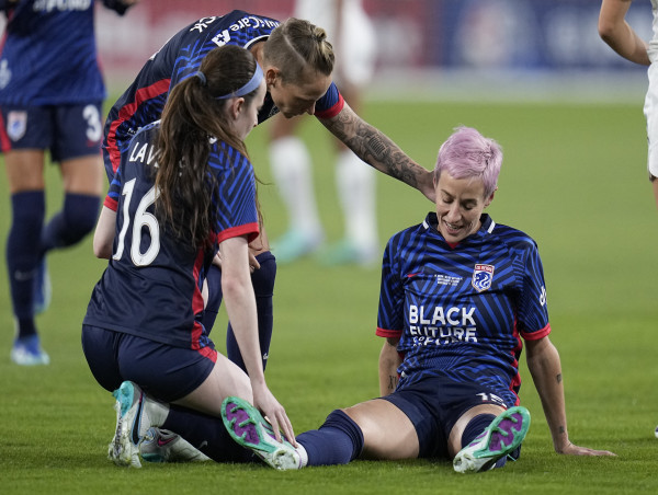  Megan Rapinoe suffers injury just three minutes into final match of her career 