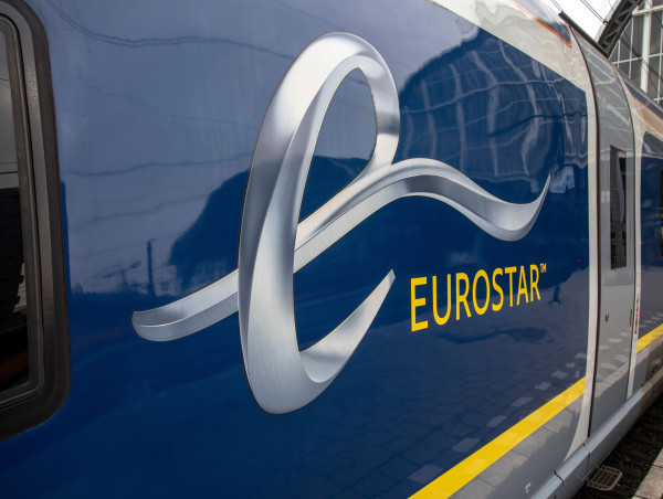  Hundreds of Eurostar passengers stranded on broken down train for eight hours 