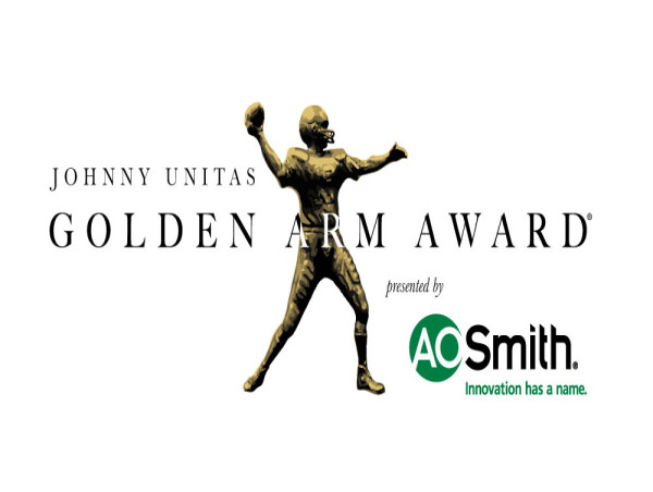  Jayden Daniels wins the 2023 Johnny Unitas Golden Arm Award 