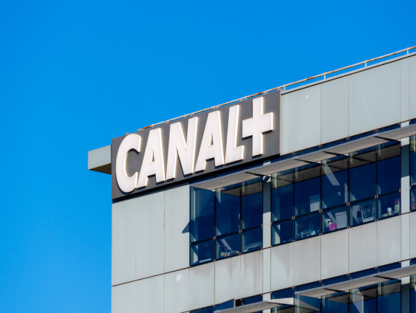 Vivendi share price forms a rising wedge as it considers splitting