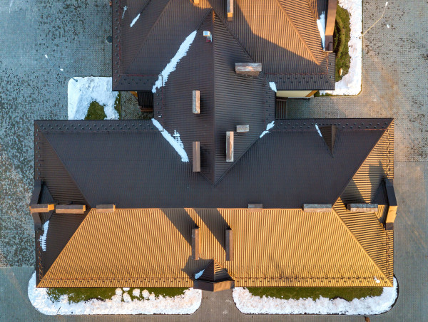 Flat vs. Sloped Roofs: Functional Differences Explained