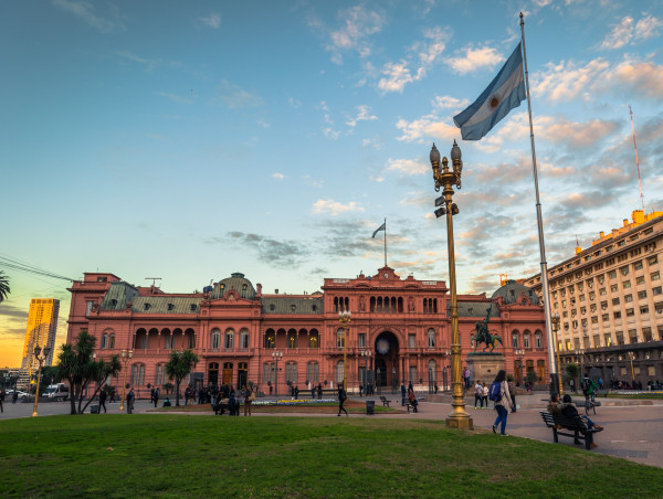  Argentina’s Milei era: Bitcoin contracts, central bank closure, and a currency-free market 