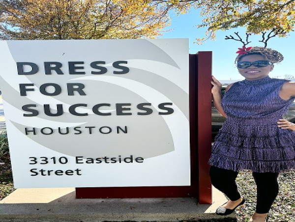 Bestselling Author Donates 100 Books to Houston's Dress for Success to Boost Career Confidence this Holiday Season