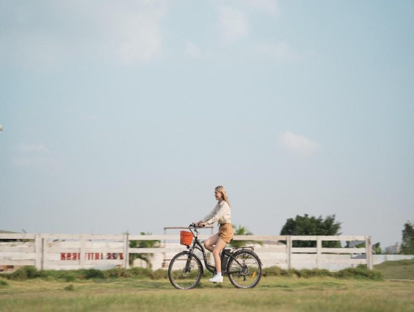 DYU C6 Electric Bicycle: Elevating Urban Travel with a Balanced Fusion of Innovative Technology and Comfortable Design.