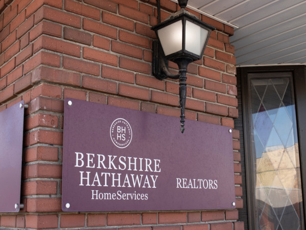  Berkshire Hathaway reports record cash as earnings pop in Q4 