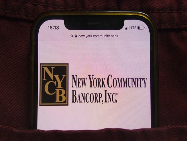 NYCB just raised over $1.0 billion: its stock is recovering