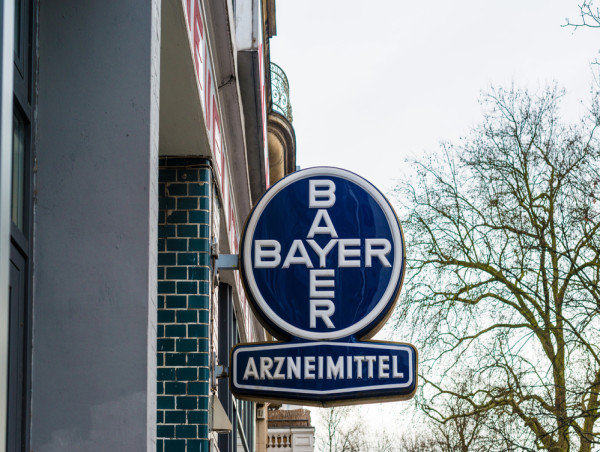  Bayer share price is in a freefall: is it safe to buy the dip? 
