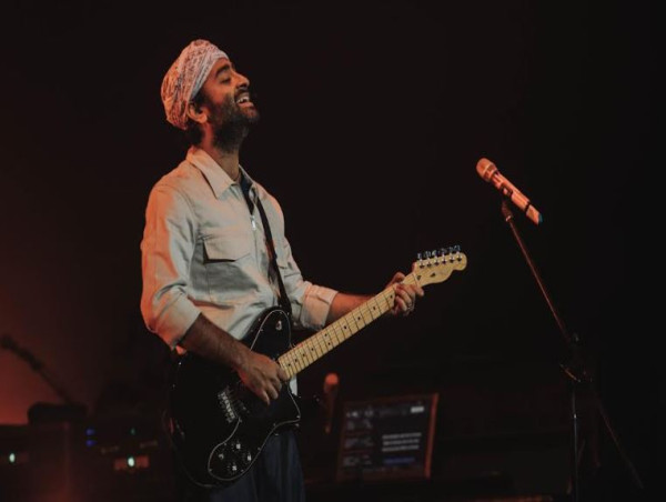  Arijit Singh Wows Fans in Dubai with an Exclusive Preview of his Latest Song 'In Raahon Mein' from 'The Archies' During his Concert 