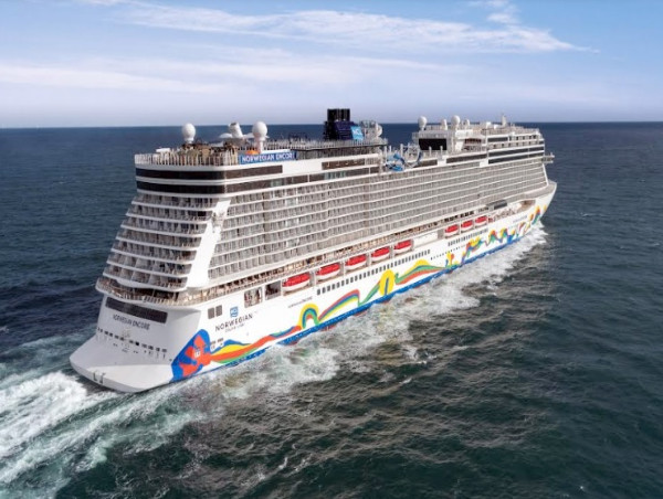  Norwegian Cruise Line takes Delivery of Norwegian Encore 