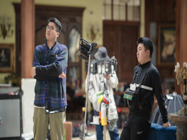  REVERSE CLOCK ENTERTAINMENT is a unique film studio created by innovative filmmakers pioneering on the vertical content 