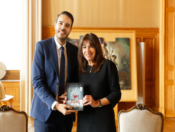  El escritor David Castillo fue recibido por la alcaldesa de París, Anne Hidalgo para la presentación de su novela 