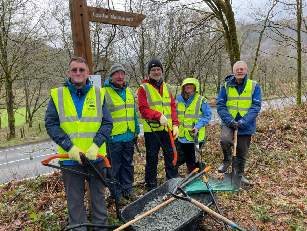  Volunteers Make A Difference At The Lauder Monument 