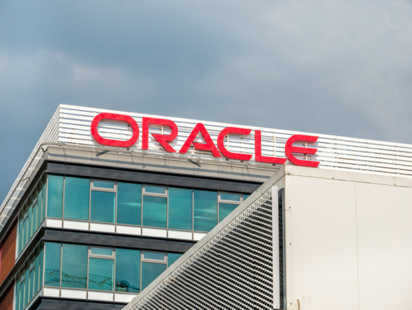  Oracle teams up with Palantir on AI solutions 