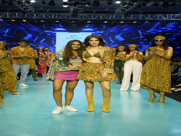  Rhea Chakraborty Turns Muse for Eshaa Amiin at Pune Times Fashion Week 