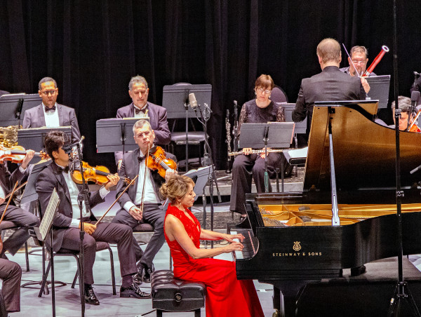  Rüya Taner e Matthias Manasi com a Orquestra Sinfônica do Teatro Nacional Claudio Santoro 