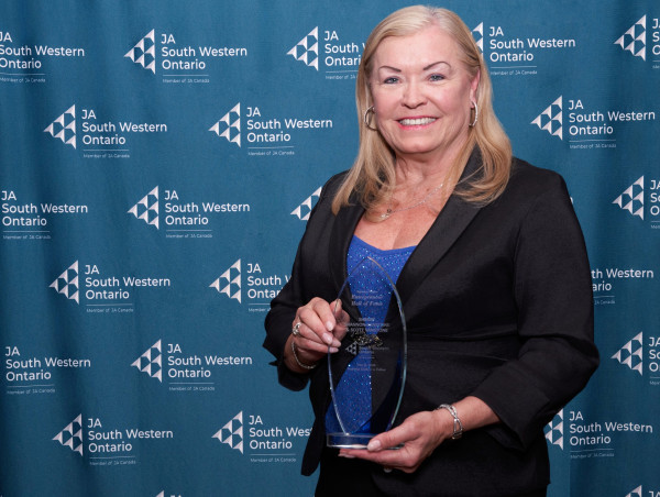  Dr. Sherry Shannon-Vanstone and Dr. Scott Vanstone Inducted into Kitchener-Waterloo Entrepreneur Hall of Fame 
