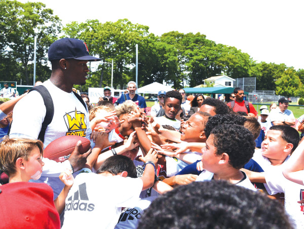  Providence, RI Native and NFL Veteran Will Blackmon Returns to Rhode Island with Free Youth Football Camp 