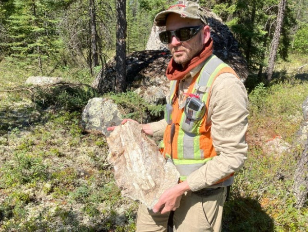 Champion Electric Encounters Spodumene Boulder Field during Ongoing Field Program at its Lithium Property in James Bay, Quebec