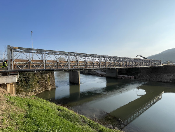 Ponte provvisorio Acrow installato in provincia di Vicenza per assicurare la mobilità ciclopedonale