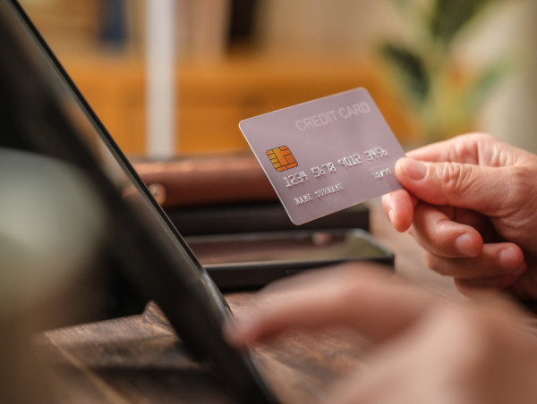 American Express surpasses EPS forecasts and raises guidance, yet shares fall