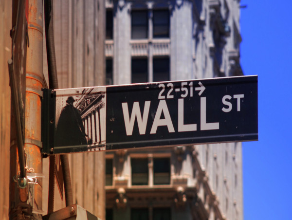  Bill Ackman aims for $2 billion in Pershing Square IPO, scaling back from initial $25 billion target 