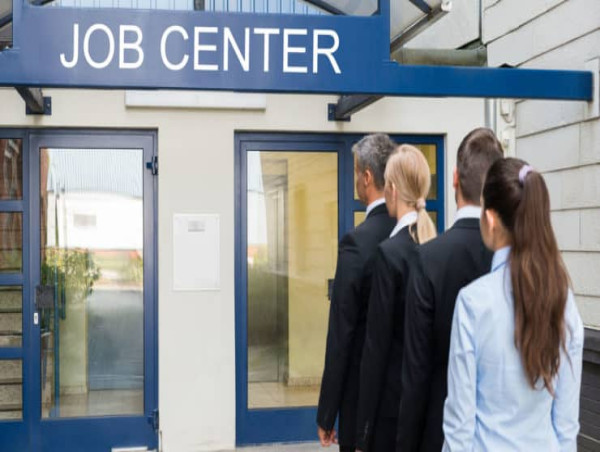 US jobless claims fall below expectations, easing recession fears amid market volatility