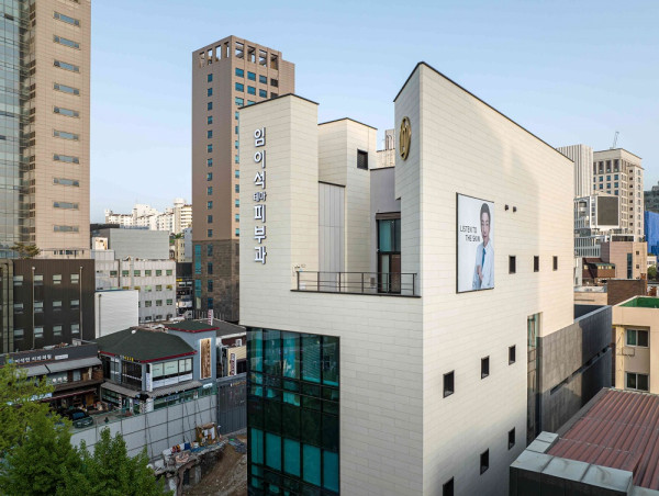  LIM EE SEOK THEME DERMATOLOGIC CLINIC and Carenology: Pioneering Personalized Dermatological Solutions 