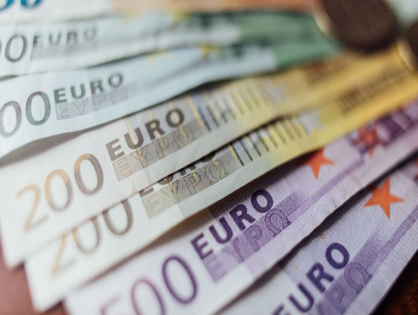  Euro slips amid ECB rate cut talks and economic uncertainty 