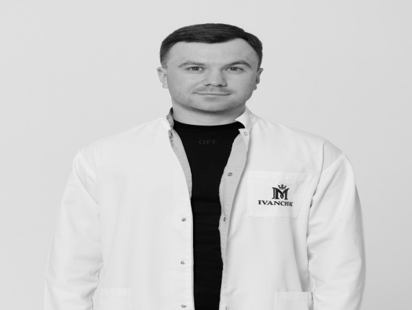  World-Renowned Plastic Surgeon Dr. Maxim Ivanchuk Performs Groundbreaking Self-Surgery 