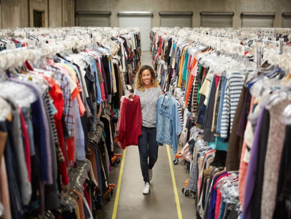  Secondhand Apparel Market Is Likely to Enjoy a Tremendous Growth | ThredUp, Poshmark, Depop 