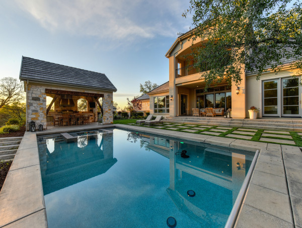  Choosing Between a Pool House and Cabana: Enhancing Your Outdoor Space 