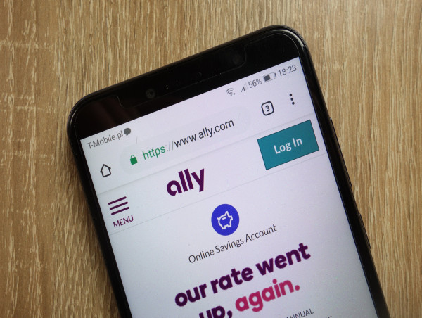  Ally Financial stock drops 18% amid credit challenges: time to buy? 