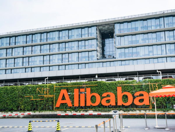  Alibaba reaches 1-year high: is the bearish downtrend finally over? 