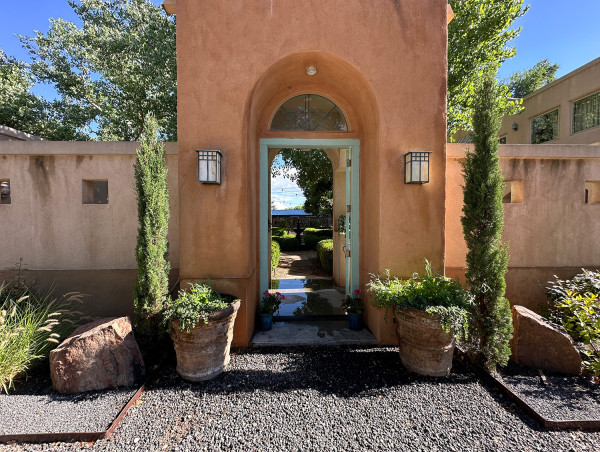  Local Gem Santuario Grande Offers Easy Access to Nearby Albuquerque International Balloon Fiesta 