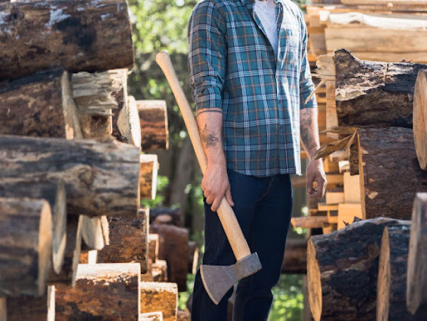  Propel Axe Promotes Group Bonding Through Axe-Throwing 