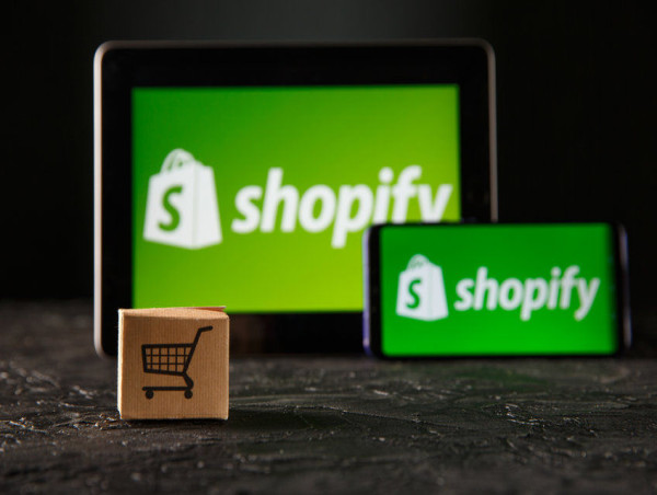  Shopify stock analysis: valuation concerns remain, Oct. 25 will be key 