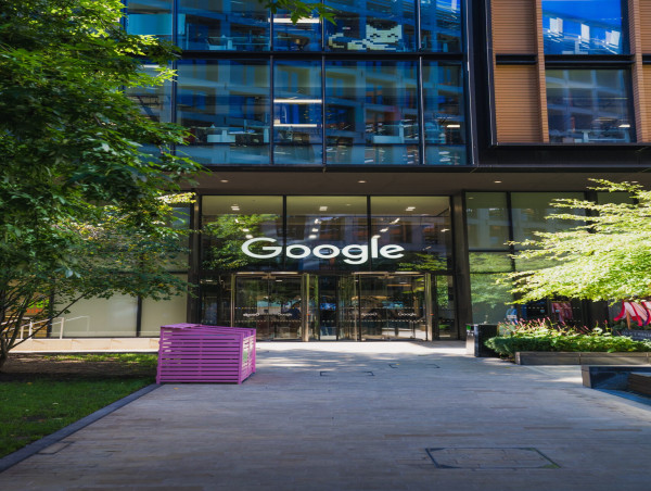  Former Google CEO prioritises AI investments over climate goals 