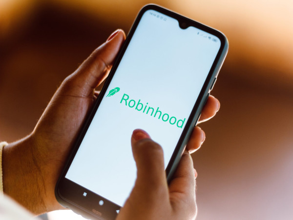  Cathie Wood offloads 1.5M Robinhood shares near 52-week high: should you consider selling? 